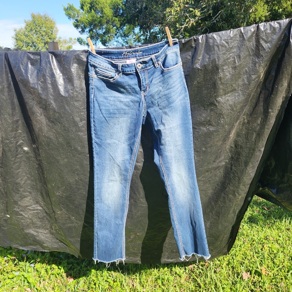 Straight leg jeans, white stitching, worn-look,unfinished legs